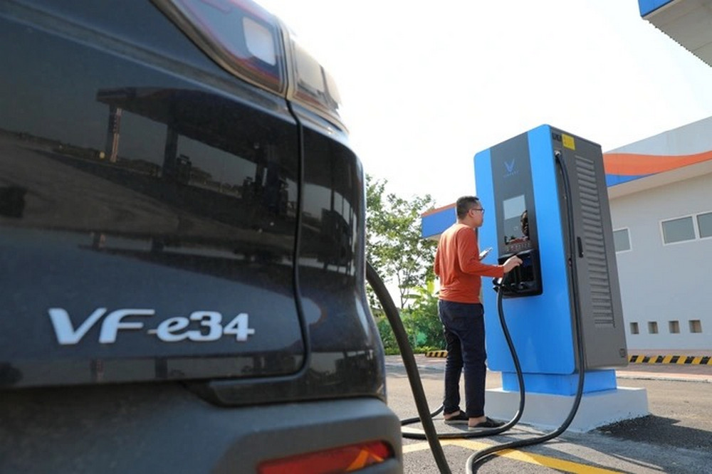 ngỡ ngàng thấy trạm sạc xe điện ở khắp nơi